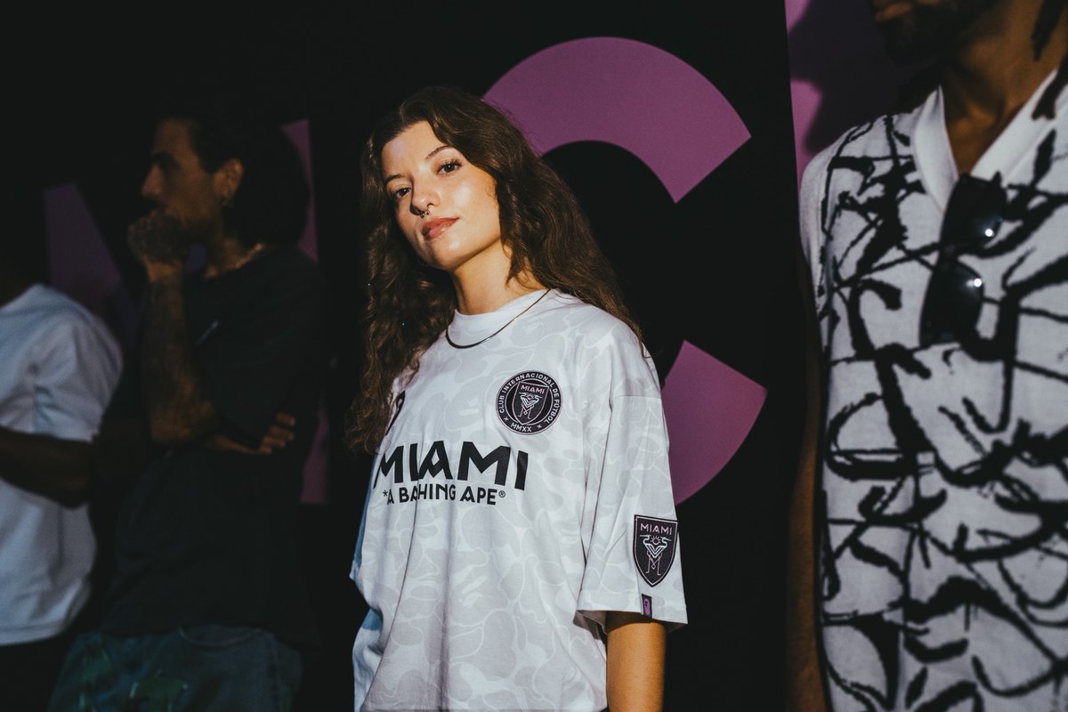 BAPEOFFICIAL's tweet photo. BAPE® X Inter Miami collection includes apparel, featuring　pullover hoodies, t-shirts, sweat shorts and caps. The collection　will be available on https://t.co/KulC1U1GBI and at BAPE STORE® on　Saturday, August 19th.

#abathingape #bape #intermiamicf https://t.co/CQE9JEmhM9