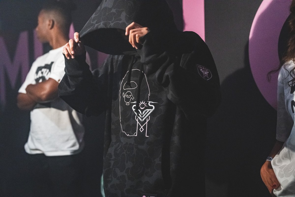 BAPEOFFICIAL's tweet photo. BAPE® X Inter Miami collection includes apparel, featuring　pullover hoodies, t-shirts, sweat shorts and caps. The collection　will be available on https://t.co/KulC1U1GBI and at BAPE STORE® on　Saturday, August 19th.

#abathingape #bape #intermiamicf https://t.co/CQE9JEmhM9