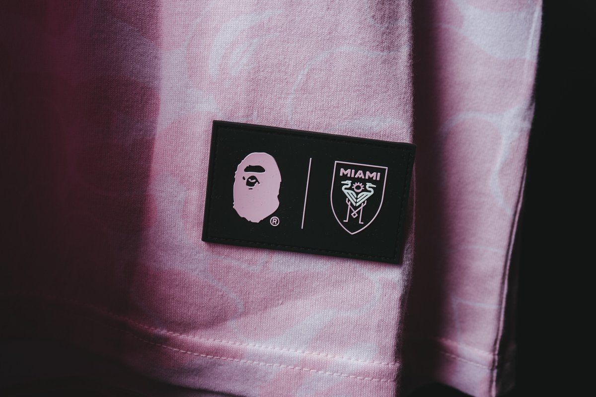 BAPEOFFICIAL's tweet photo. BAPE® X Inter Miami collection includes apparel, featuring　pullover hoodies, t-shirts, sweat shorts and caps. The collection　will be available on https://t.co/KulC1U1GBI and at BAPE STORE® on　Saturday, August 19th.

#abathingape #bape #intermiamicf https://t.co/CQE9JEmhM9