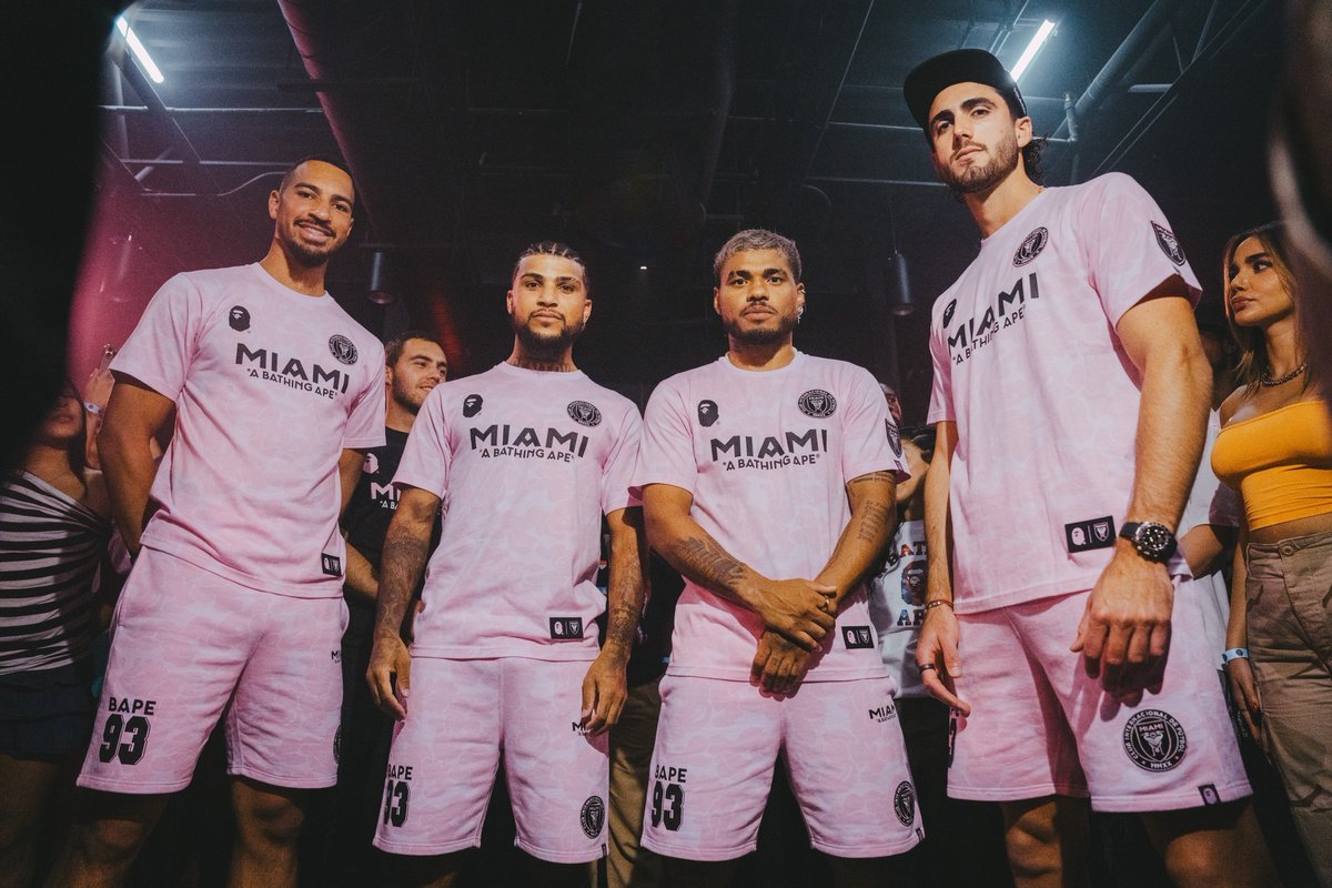 BAPEOFFICIAL's tweet photo. BAPE® X Inter Miami collection includes apparel, featuring　pullover hoodies, t-shirts, sweat shorts and caps. The collection　will be available on https://t.co/KulC1U1GBI and at BAPE STORE® on　Saturday, August 19th.

#abathingape #bape #intermiamicf https://t.co/CQE9JEmhM9