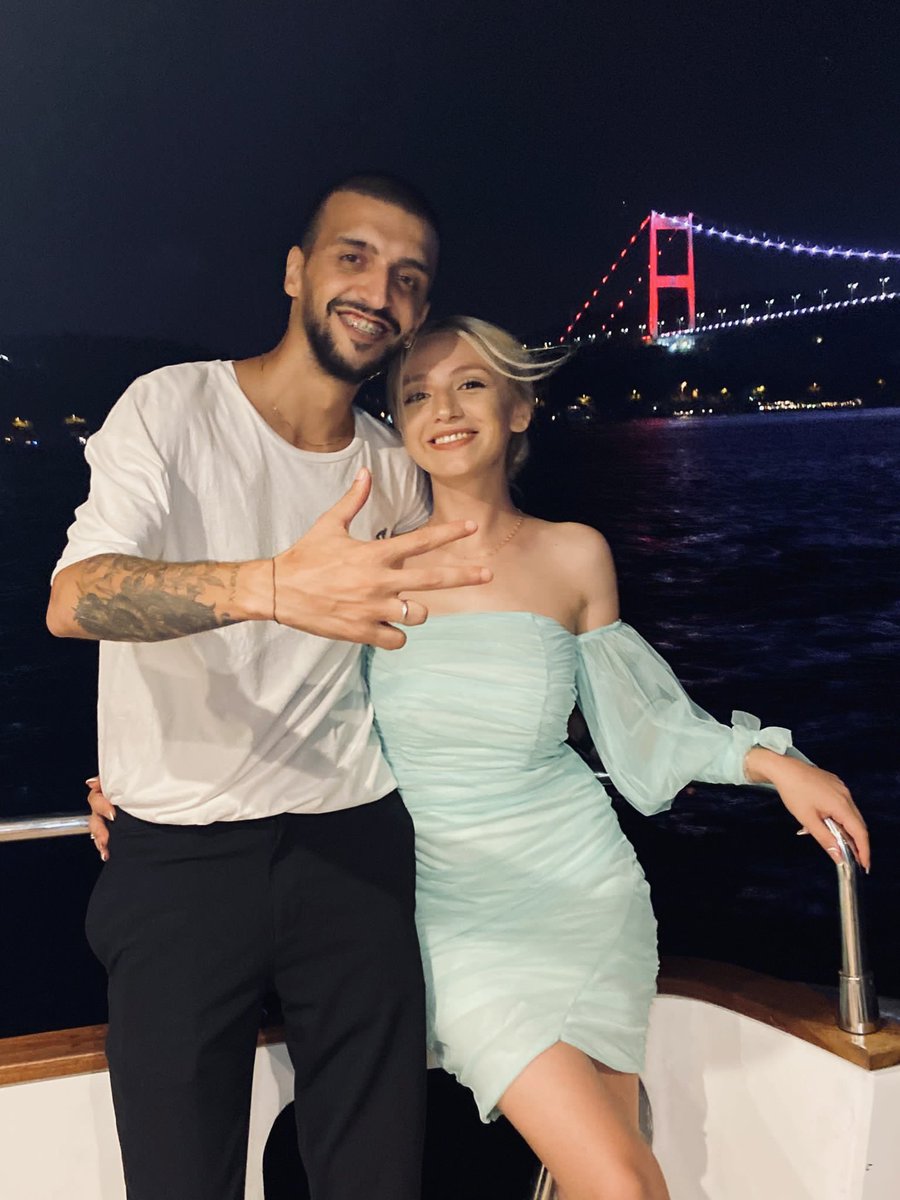 Sulegokel's tweet photo. Kocamın attığı tweetin dua saatine denk gelmesi şoku🫶🏻 https://t.co/xikO7F2vqL