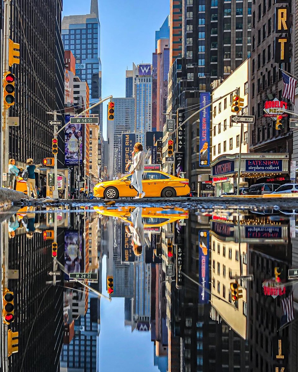 New York Reflections! 📸 Happy new week everyone! ✨#Reflections #ReflectionPhotography <a href="/arden_nl/">Arden</a>