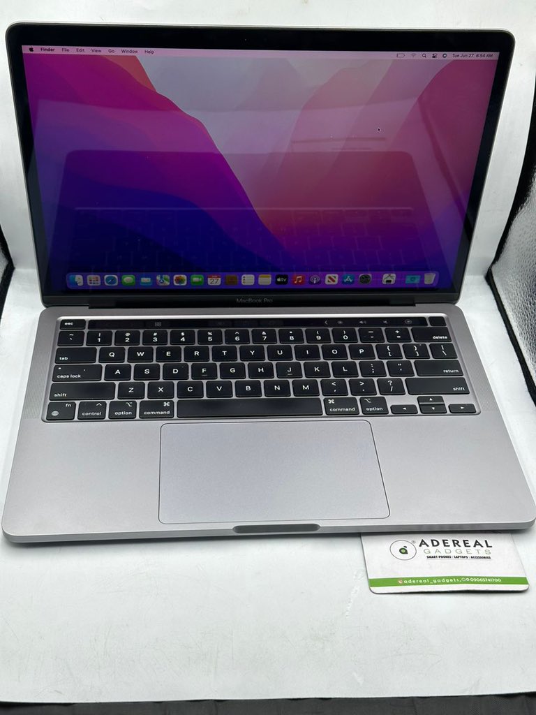 Aderealnigeria's tweet image. Uk Used MacBook Pro 2020 

Processor: M1 chip  
Size: 13inches 
Ram: 16gb 
Storage: 1tb 
Features: Touch bar and Touch ID  

Price: N980,000

Dm or visit adereal.com to buy or swap

#UpgradeYourTech #AderealGadgets