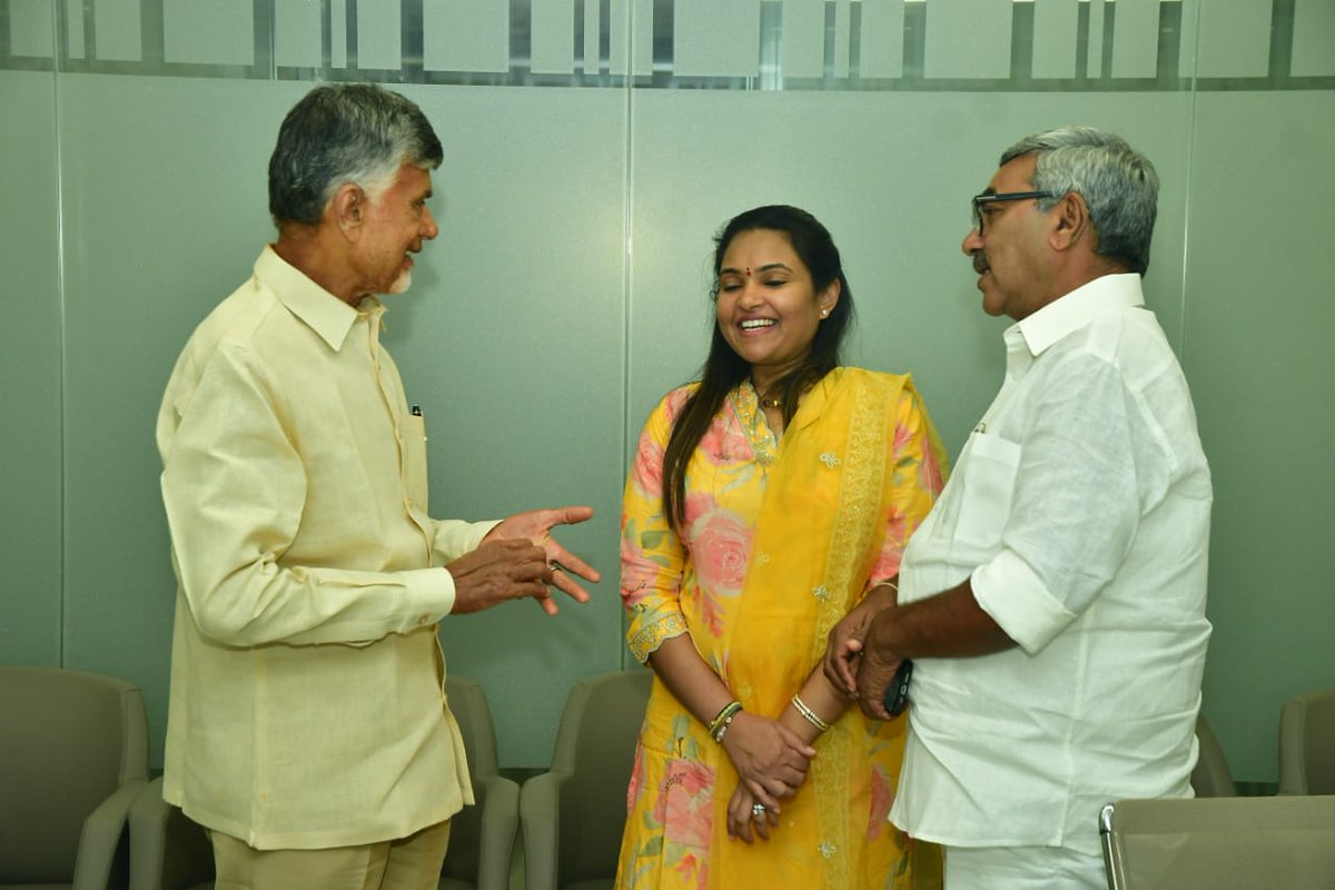AlapatiRaja_1's tweet photo. తెలుగుదేశం పార్టీ జాతీయ అధ్యక్షుడు, మాజీ ముఖ్యమంత్రి శ్రీ నారా చంద్రబాబు నాయుడు గారిని ఈరోజు హైదరాబాదులోని వారి స్వగృహం నందు నా కుమార్తెతో సహా మర్యాదపూర్వకంగా కలిసిన పుష్పగుచ్చం అందజేయడం జరిగినది
#TDP
#TDPwillBack
#APneedsCBN
#TenalineedsAlapatiRaja
#Andhrapradesh https://t.co/ndLzvviahp