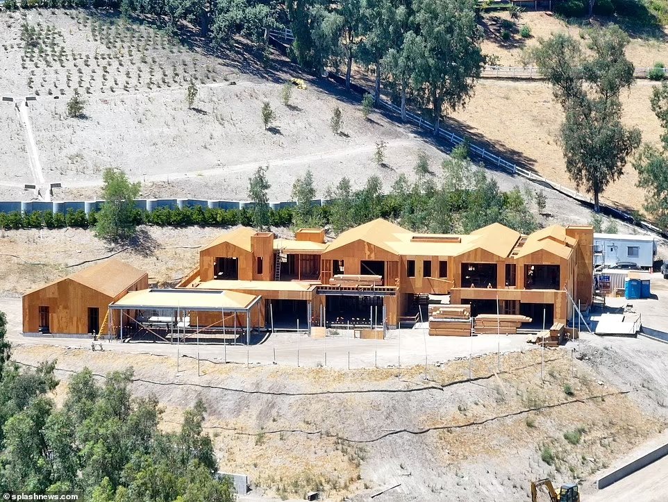 ภาพล่าสุดคฤหาสน์หลังใหม่ย่าน Hidden Hills ของสาวไคลีย์ใกล้เสร็จแล้วค่ะ หลังสาวไคล์ซื้อที่ดินบริเวณนี้เก็บไว้ ด้วยงบราวๆ 500 ล้านบาท ซึ่งทำลายสถิติการซื้อที่ดิน 5 เอเคอร์ใน Hidden Hills เมื่อปี 2020

มีรายงานเพิ่มเติมว่า การก่อสร้างคฤหาสน์หลังนี้ มีความซับซ้อนพอๆกับโรงเเรมอีกด้วย