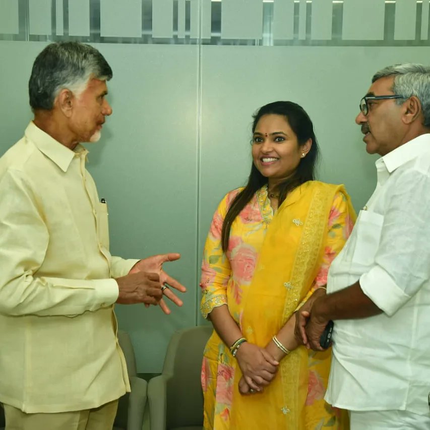 AlapatiRaja_1's tweet photo. తెలుగుదేశం పార్టీ జాతీయ అధ్యక్షుడు, మాజీ ముఖ్యమంత్రి శ్రీ నారా చంద్రబాబు నాయుడు గారిని ఈరోజు హైదరాబాదులోని వారి స్వగృహం నందు నా కుమార్తెతో సహా మర్యాదపూర్వకంగా కలిసిన పుష్పగుచ్చం అందజేయడం జరిగినది
#TDP
#TDPwillBack
#APneedsCBN
#TenalineedsAlapatiRaja
#Andhrapradesh https://t.co/ndLzvviahp