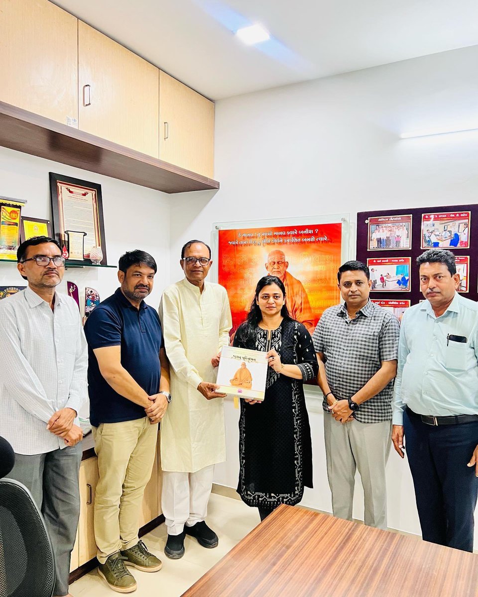 UrvashiRadadiya's tweet photo. સ્વામી શ્રી નિર્દોષાનંદજી માનવસેવા હોસ્પિટલ, ટીંબી ખાતે સન્માનિત કરવા બદલ સમગ્ર ટ્રસ્ટીગણનો ખૂબ ખૂબ આભાર. આપ સૌની સેવાને કોટી કોટી પ્રણામ 🙏🏻

#UrvashiRadadiya #SwamiNirdoshanandji #Timbi #Hospital https://t.co/DK19jOF9NU