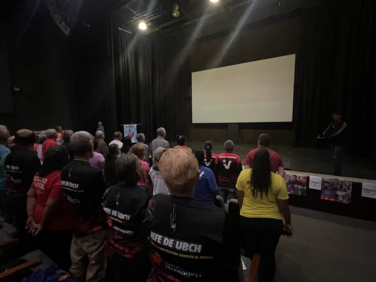 Arrancamos la semana con el primer encuentro de formadores del municipio Angostura del Orinoco en Ciudad Bolívar, porque la revolución está en continuó movimiento <a href="/PartidoPSUV/">PSUV</a> @_PSUVBolivar #ConversaítoConMaduro