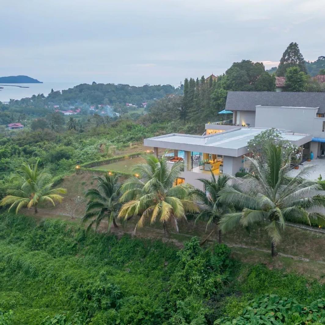 IsskndarAriffin's tweet photo. This luxury Airbnb in Langkawi lets you stay on a hill while facing the Andaman Sea! 🌊😍

📌 It's White Monkey Villa, located in Langkawi. This cosy homestay can accommodate up to 9 guests 👫🏻, making it perfect for vacations with friends or family. https://t.co/YEnsHUePgF