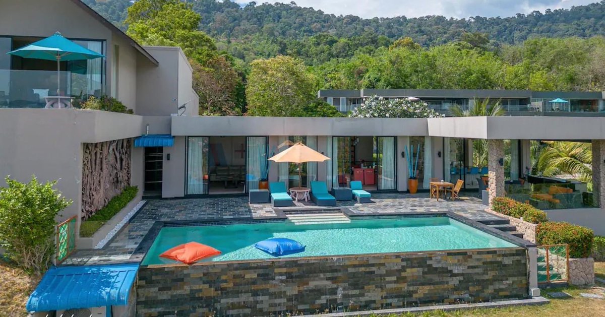 IsskndarAriffin's tweet photo. This luxury Airbnb in Langkawi lets you stay on a hill while facing the Andaman Sea! 🌊😍

📌 It's White Monkey Villa, located in Langkawi. This cosy homestay can accommodate up to 9 guests 👫🏻, making it perfect for vacations with friends or family. https://t.co/YEnsHUePgF