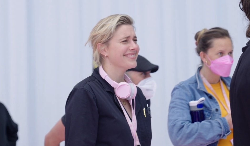 merasnixx's tweet photo. e a greta gerwig se acabando de rir do ryan gosling gravando a cena musical dos kens em barbie 😭 https://t.co/flROdVKOx3