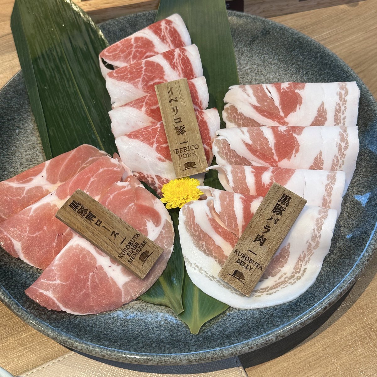 detailsoftoday's tweet photo. กลายเป็นชาบูร้านโปรดสำหรับคนชอบกินข้าวคนเดียวแบบเรา hitori shabu 🫶🏻🥩🥢 เรามากินที่ตึก marche ทองหล่อ ร้านน่ารักมากเลย ที่นั่งเยอะสุดในทุกสาขา ชอบมาก ตอนนี้ติดใจเซทรวมหมู กับ น้ำซุปทงคัตสึ ที่สุดในใจจริงๆ ปลามาไดชาบูก็อร่อย น้ำจิ้มงาที่นี่เด็ดมาก แพงแต่เลิ้บ👏🏻💫 https://t.co/blkFUSrk02
