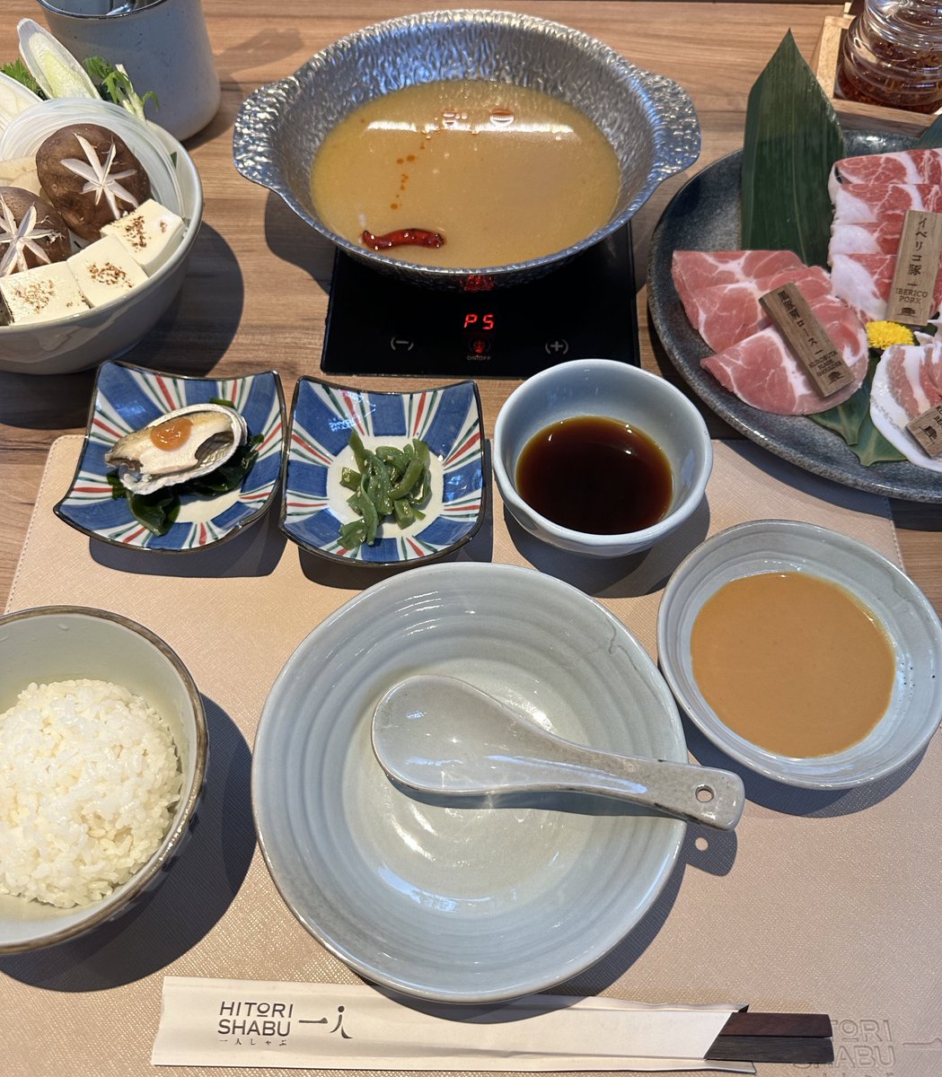 detailsoftoday's tweet photo. กลายเป็นชาบูร้านโปรดสำหรับคนชอบกินข้าวคนเดียวแบบเรา hitori shabu 🫶🏻🥩🥢 เรามากินที่ตึก marche ทองหล่อ ร้านน่ารักมากเลย ที่นั่งเยอะสุดในทุกสาขา ชอบมาก ตอนนี้ติดใจเซทรวมหมู กับ น้ำซุปทงคัตสึ ที่สุดในใจจริงๆ ปลามาไดชาบูก็อร่อย น้ำจิ้มงาที่นี่เด็ดมาก แพงแต่เลิ้บ👏🏻💫 https://t.co/blkFUSrk02