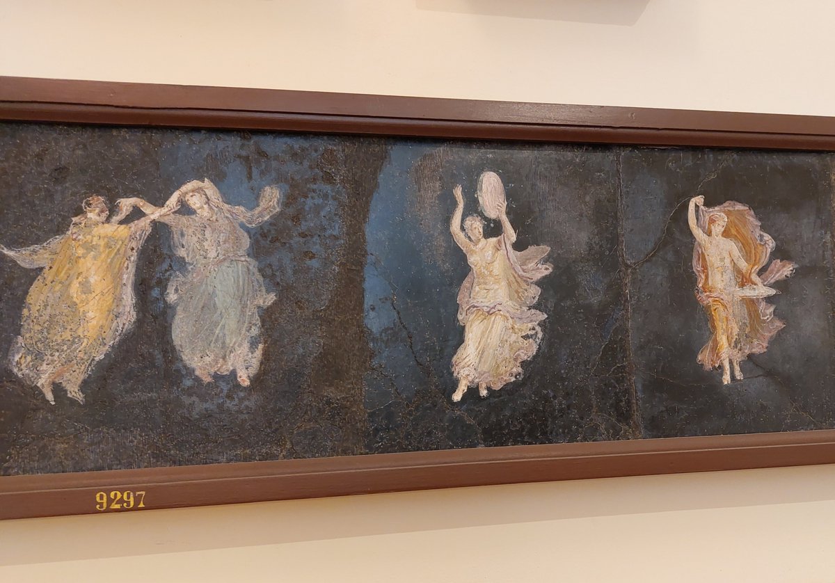 Diese Damen tanzten einst über die Wände der Cicero-Villa in Pompeii, heute im archäologischen Nationalmuseum in Neapel. Das Haus ist einen Abstecher wert!  Und gut gekühlt… Man beachte die luftig duftigen Kleidchen - very contemporary