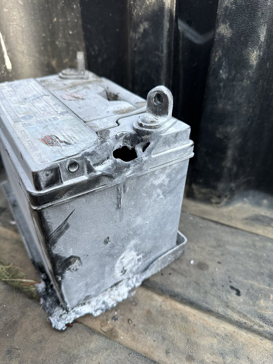 OGCgrounds's tweet image. Avoided a potential compete loss thanks to quick acting crew to put out the fire. Snapped battery mount arced, melting the battery housing leading to an acid leak on a hot engine. Always know where your extinguishers are! @SuperProblems @GCSAA @Gmanos86