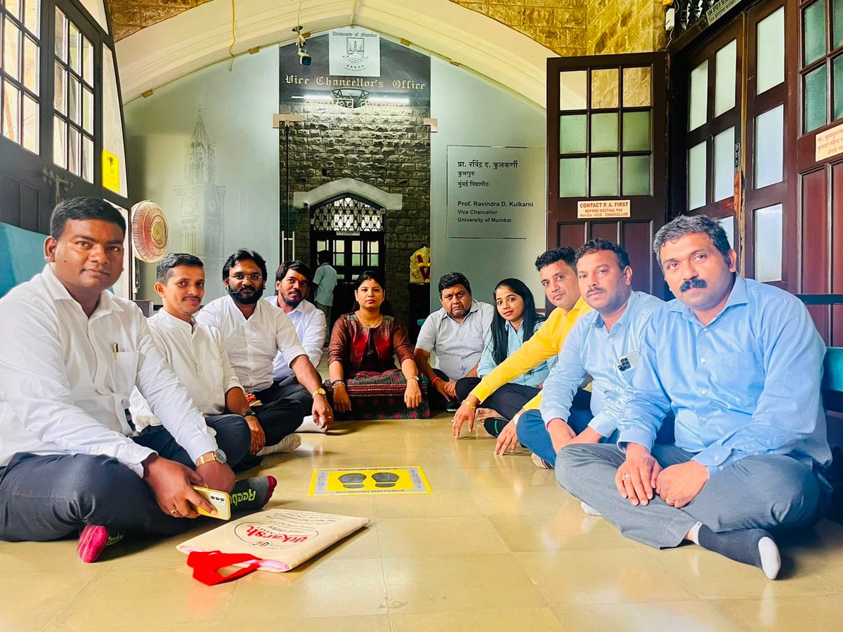 ShivSenaUBT_'s tweet photo. मुंबई विद्यापीठाने परिपत्रक काढून सिनेट निवडणूक रद्द केल्यानंतर युवासेनेनं प्रशासनाला विचारलेल्या प्रश्नांची उत्तरं  न मिळाल्याने माजी सिनेट सदस्य व उमेदवारी अर्ज दाखल केलेल्या युवासेनेच्या उमेदवारांनी आज कुलगुरुंच्या दालनासमोर ठिय्या आंदोलन केले. https://t.co/uE7ZbiIAxk