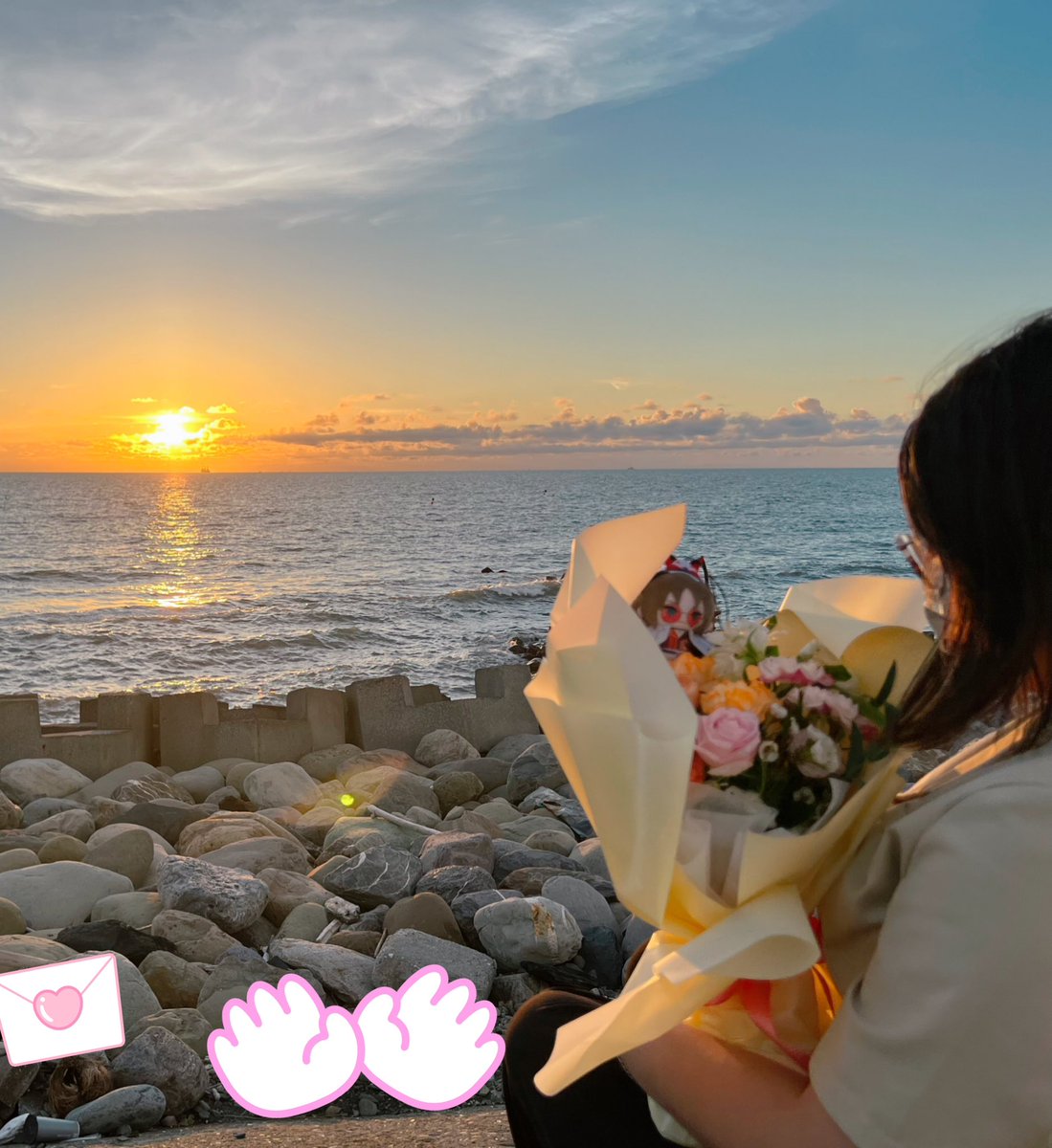ayanaaragaki's tweet photo. 明明已經決定好色系，但又放了水仙百合，據說是有著喜悅、期待重逢的花語。
今天跟媽媽帶著娃跟花去了海邊，在夕陽下拍了畢業照🎓🥹✌🏻

怎麼會時間那麼快已經是21號了，希望咪可以快快樂樂🥰 https://t.co/7e2ZvUvpmd