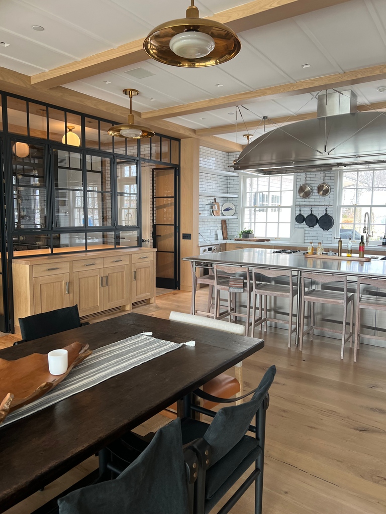 This wine cellar is a wonderful addition to this gorgeous kitchen 😍