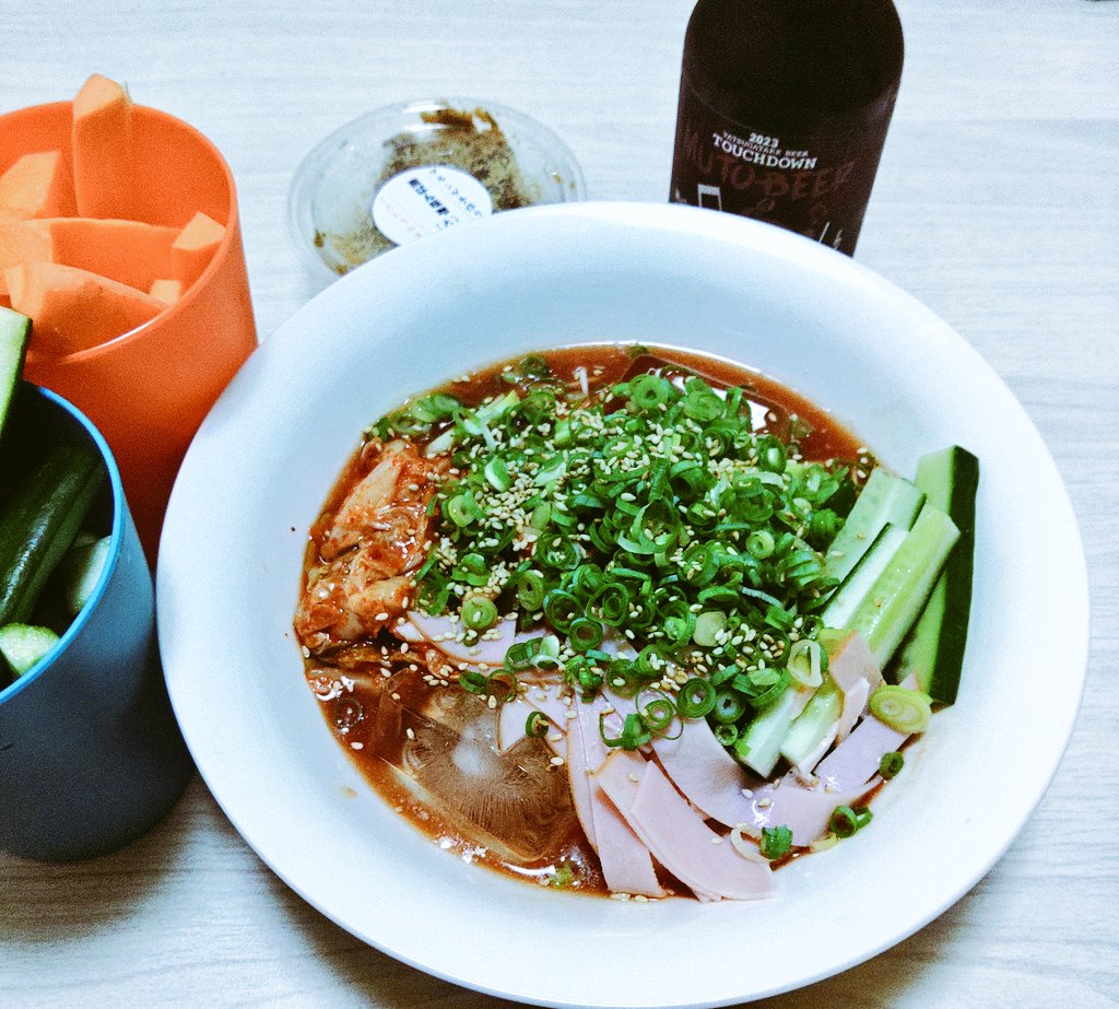 GakuO551's tweet photo. 帰りが押したため、今日はそうめんでトマト冷麺🍅
本日もMUTO BEER🍺
黒はプレミアムロックボック🙄
濃い~😆
この武藤ベアは晴れたら空に豆まいての時の師匠ばりに上段の構え🎸
というね https://t.co/5IJdClv4sJ