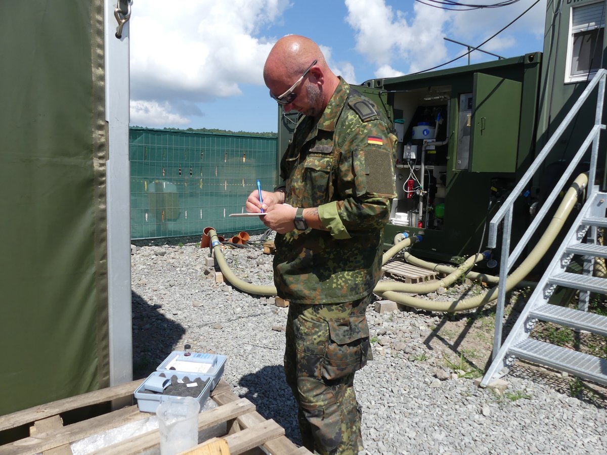 Stabsunteroffizier René M. ist als Spezialpionier bei #eVA in der Slowakei für die #BundeswehrimEinsatz. Gemeinsam mit seiner Betriebsgruppe stellt er die Einsatzbereitschaft der Anlagen und des Materials im Feldlager sicher. Mehr Informationen unter: bundeswehr.de/de/einsaetze-b…