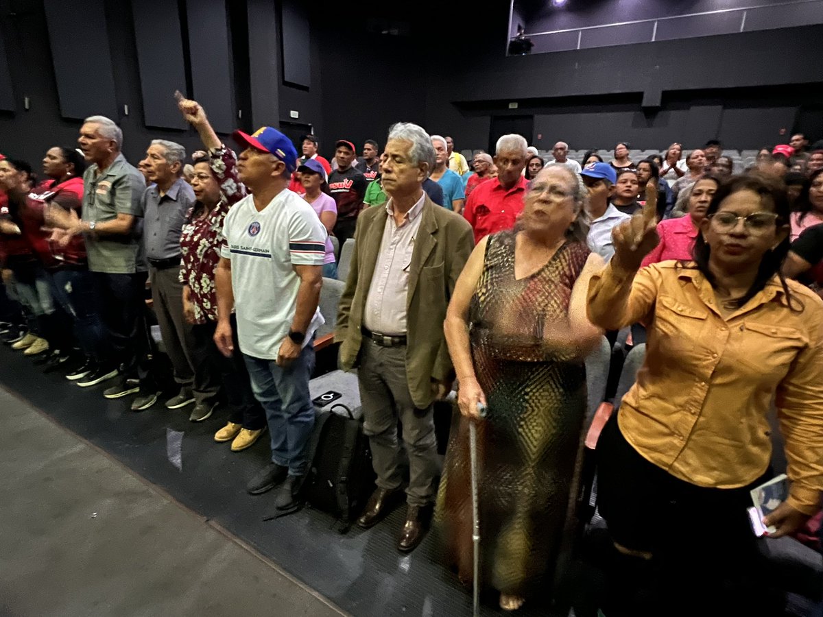 Porque formación permanente, revolución para siempre; hoy desde el teatro Angostura en Ciudad Bolívar seguimos trabajando para continuar afianzando los espacios revolucionarios #ConversaítoConMaduro <a href="/PartidoPSUV/">PSUV</a> <a href="/taniapsuv/">Tania Valentina Díaz</a>