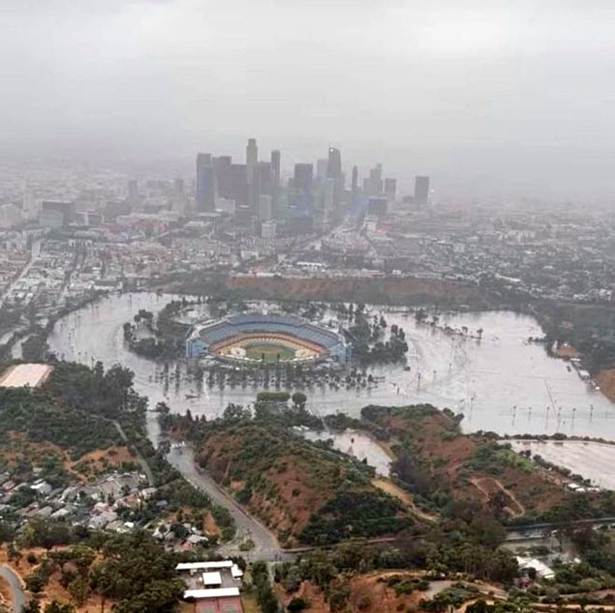 Historic flooding in Southern California. Prayers 😪🙏💔
#chavezravine #California #DodgerStadium