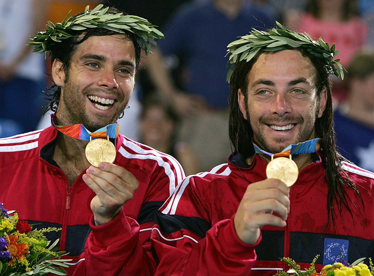 TeamChile_COCH's tweet photo. ¡UN DOBLES DE ORO! 🤩 Un día como hoy, hace 19 años, Nicolás Massú y Fernando González se metieron en lo más alto de la historia del deporte nacional al conseguir la primera Medalla de Oro 🥇 en unos Juegos Olímpicos, al ganar el Dobles en el Tenis 🎾 https://t.co/JhhTWzC38n