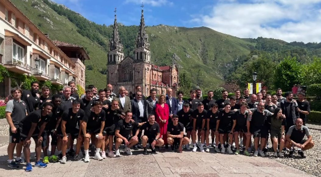 Plantilla y directiva del Sporting posan frente a la Basílica de Santa María la Real de Covadonga.