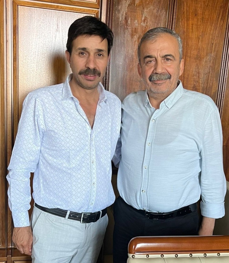 KritikAslan's tweet photo. Hemşehrim gazeteci yazar düşünür çok değerdiğim üstadım sayın @sirsureyya ( Sırrı Süreyya Önderi) makamında ziyaret ettim ilgi ve alakasindan dolayı teşekkür ederim  @ckayacanan @drleventeraslan @savasyildirim https://t.co/m2t3vix9H2