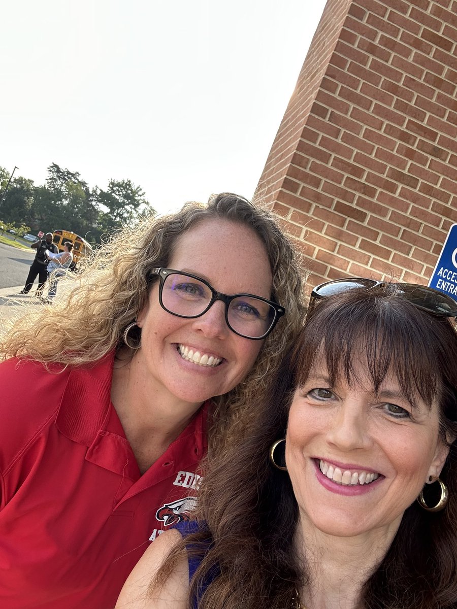 Happy #FirstdayFairfax Wonderful to be <a href="/EdisonHSEagles/">Thomas A. Edison HS</a> this AM to welcome students and meet Edison’s new Principal Amanda Burke! <a href="/FCPSR3/">FCPS Region 3</a> <a href="/FCPSSupt/">fcpssupt</a> <a href="/fcpsnews/">Fairfax Schools 🌟</a>
