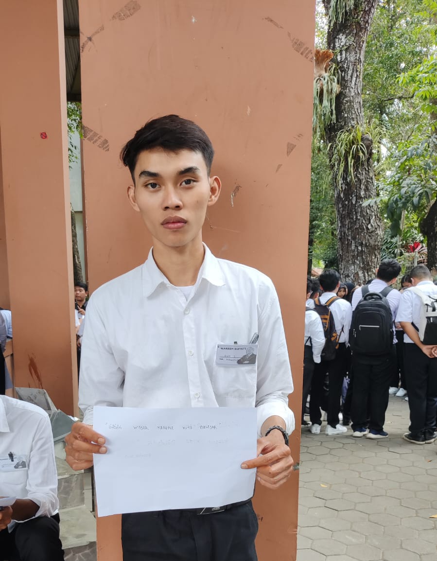 aldasaputra99's tweet photo. Jangan menyerah sebelum mencoba.
Gagal wajar, karna kita belajar.
Kalo gagal coba lagi dengan cara yg berbeda.
Nama : alda saputra
Kelompok : 5 warren buffet
#day1pekafe
#pekafe2023
#bemfeusd
#bergerakgalipotensisiapkanmasadepan
#katamahasiswa https://t.co/eDyXuoK96R