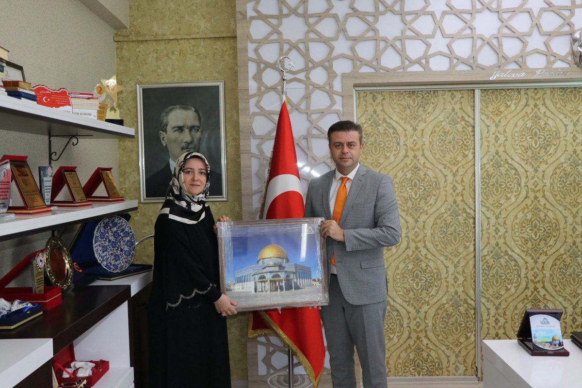 KudusveAksa's tweet photo. Yalova İl Milli Eğitim Müdürümüz Sayın Halil İbrahim Akmeşe beyefendiyi  makamında ziyaret ettik Yalova’da yapacağımız çalışmalar hakkında istişarelerde bulunduk. Kendilerine misafirperverliklerinden dolayı teşekkür ediyoruz.  @yalovailmilliegitimmudurlugu @burakdernegi https://t.co/XbosWEngYV