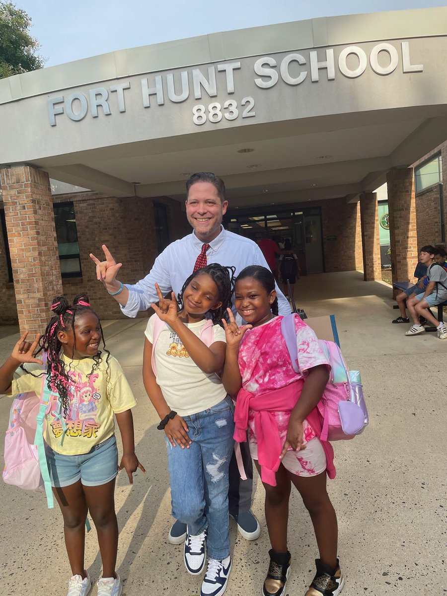 Fort Hunt Elementary (@forthuntes) on Twitter photo A foxtastic start to the 2023-2024 school year in our den! #FirstDayFairfax <a href="/FCPSR3/">FCPS Region 3</a> <a href="/fcpsnews/">Fairfax Schools π</a> A foxtastic start to the 2023-2024 school year in our den! #FirstDayFairfax <a href="/FCPSR3/">FCPS Region 3</a> <a href="/fcpsnews/">Fairfax Schools π</a>