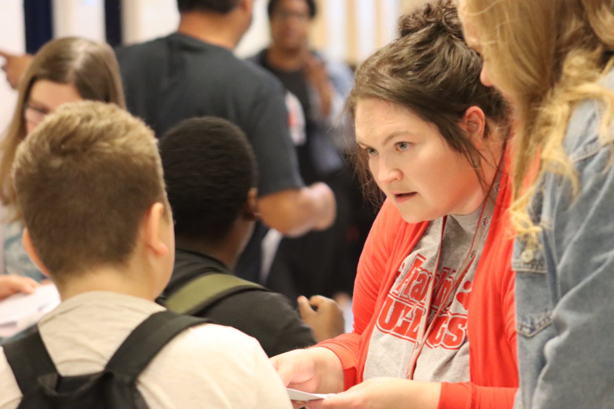 SWCSD's tweet photo. Welcome back @FWIS_Bulldogs! #SWCSD #FirstDay https://t.co/XKLsoV5eoF