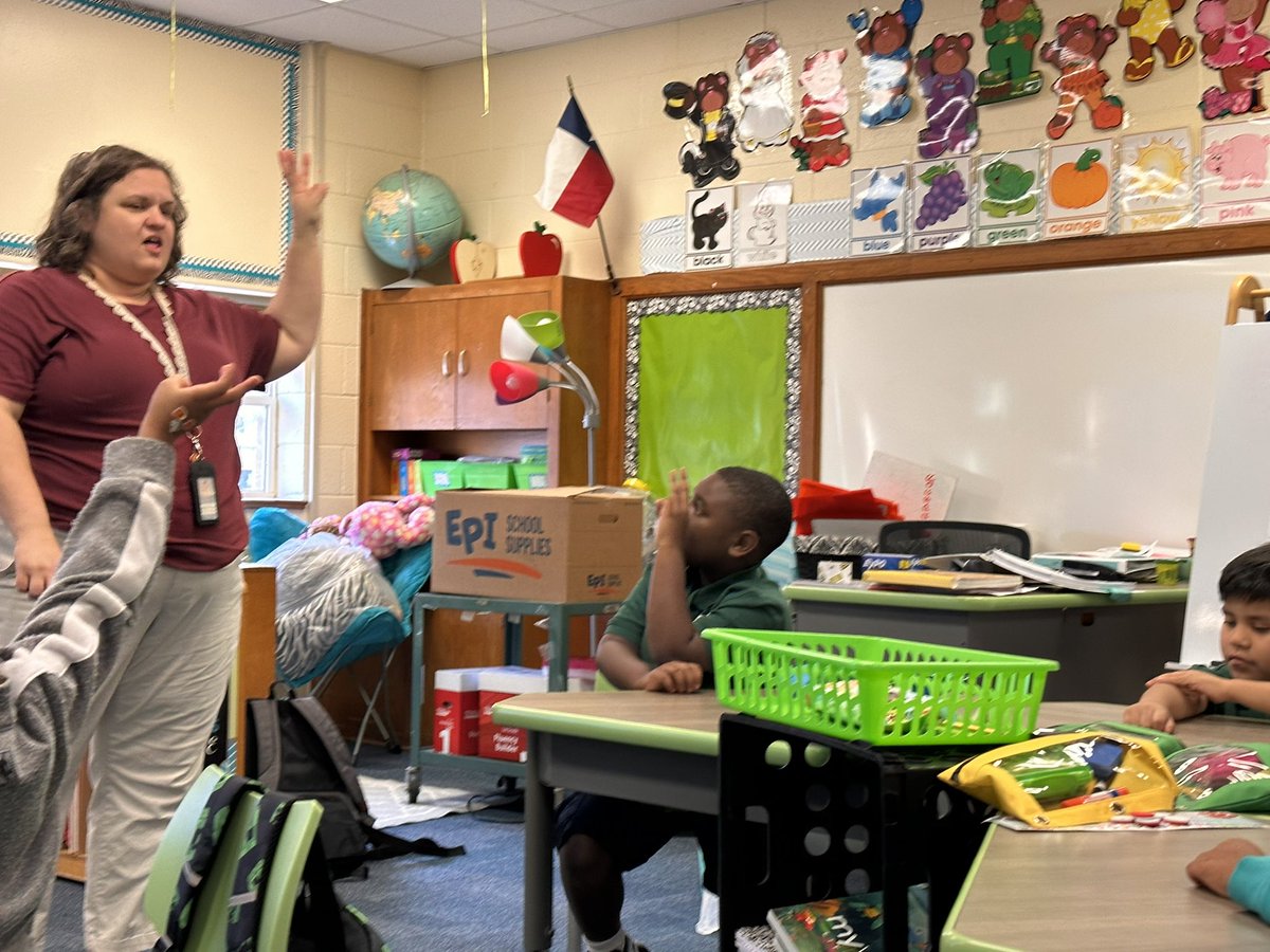 Laying our literacy foundation with Neuhaus phonological awareness activities this morning! PA activities are crucial for reading and spelling success - our students are ready to become strong readers! 💪 📖 @LALoganFWISD @LANschools @Mr_Conner #learnwithLAN #teachwithLAN