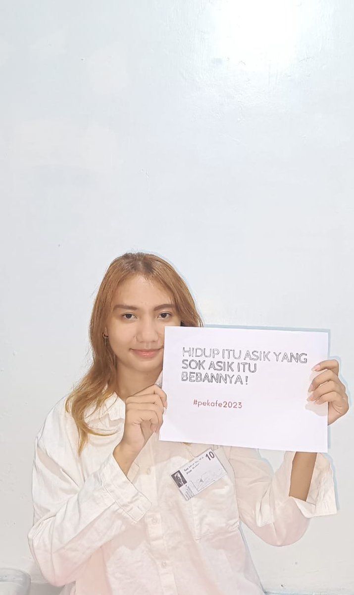 _cadburych's tweet photo. Nama: Indrian Fitri M M
NIM: 232114167
Kelompok: 10 (Arthur Pigou)
"tetap semangat walaupun ngeluh dikit"
#day1pekafe
#bemfeusd
#bergerakgalipotensisiapkanmasadepan
#katamahasiswa
#pekafe2023 https://t.co/xHXS2OrZZD