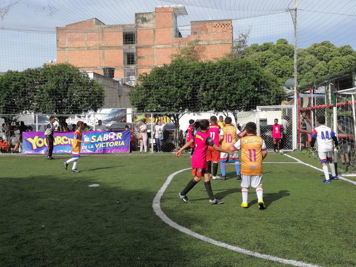 A esta hora en las canchas la catedral de Cúcuta se cumple una jornada más de la copa yogurcito <a href="/Freskaleche/">Freskaleche Oficial</a> con más de 140 niños llenos de fútbol, talento y alegría para vivir este lindo torneo que se cumple en 5 ciudades. <a href="/Jextratiempo/">JAVIER O MANTILLA</a>  <a href="/arleydeportes/">Arleydeportes</a> <a href="/Pinedagol/">Arturo Pineda</a> <a href="/FabianPabon30/">Fabian A. Pabón M.</a>