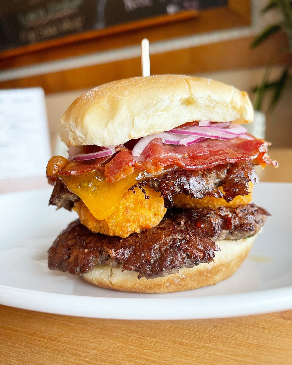 Armview's tweet image. This weeks Feature Burger is The Mac &amp;amp; Cheese Burger! It has smashed beef patties, deep fried mac &amp;amp; cheese, cheddar, bacon, jalapeños, red onion, ketchup &amp;amp; garlic mayo! 🍔♥️