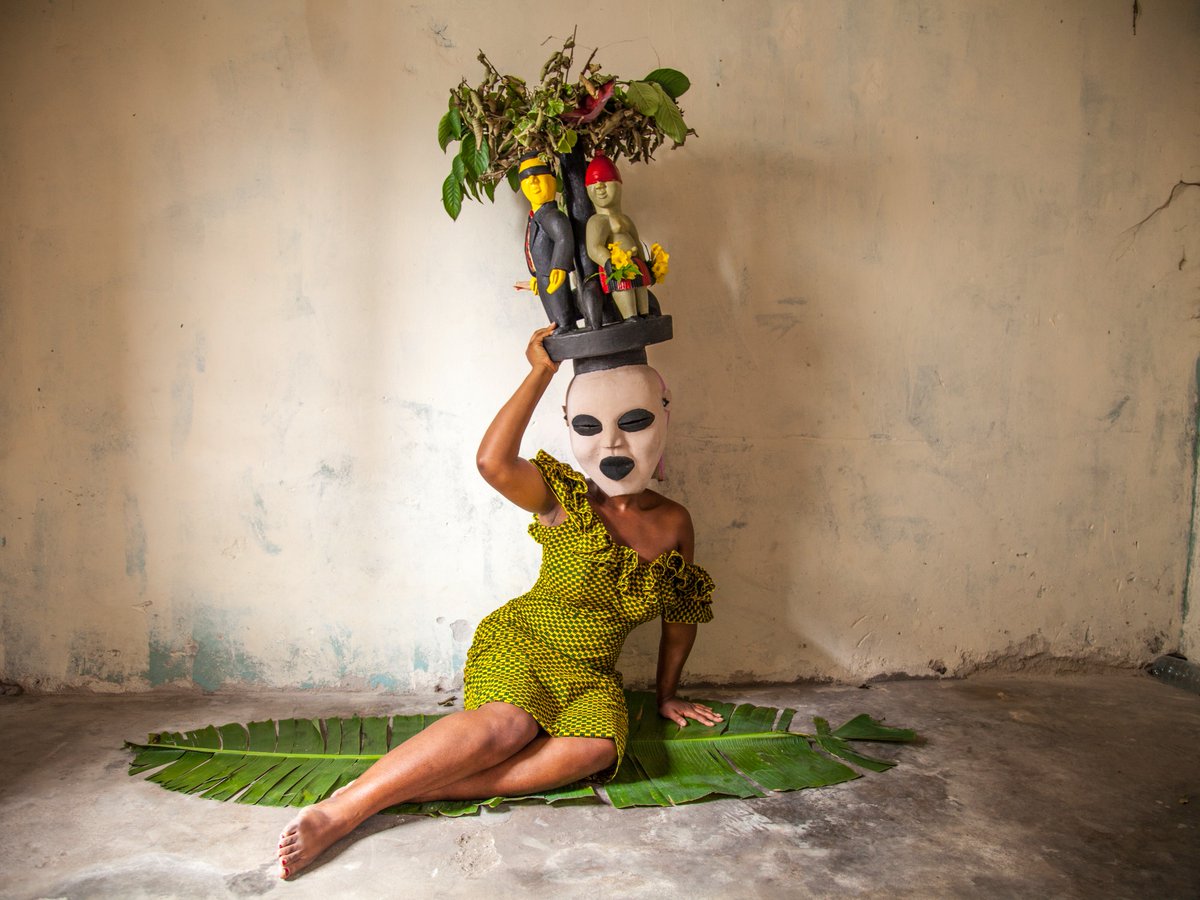 Tate's tweet photo. Artist Zina Saro-Wiwa investigates the use of masks to represent communities and cultures, urging us to reconsider how they are displayed and contextualised. 🎭 🌍
Find her work in #AWorldInCommon, open late this Friday at #TateLates. 🌙 https://t.co/twx3bV1gUF https://t.co/mL9qszQbH1
