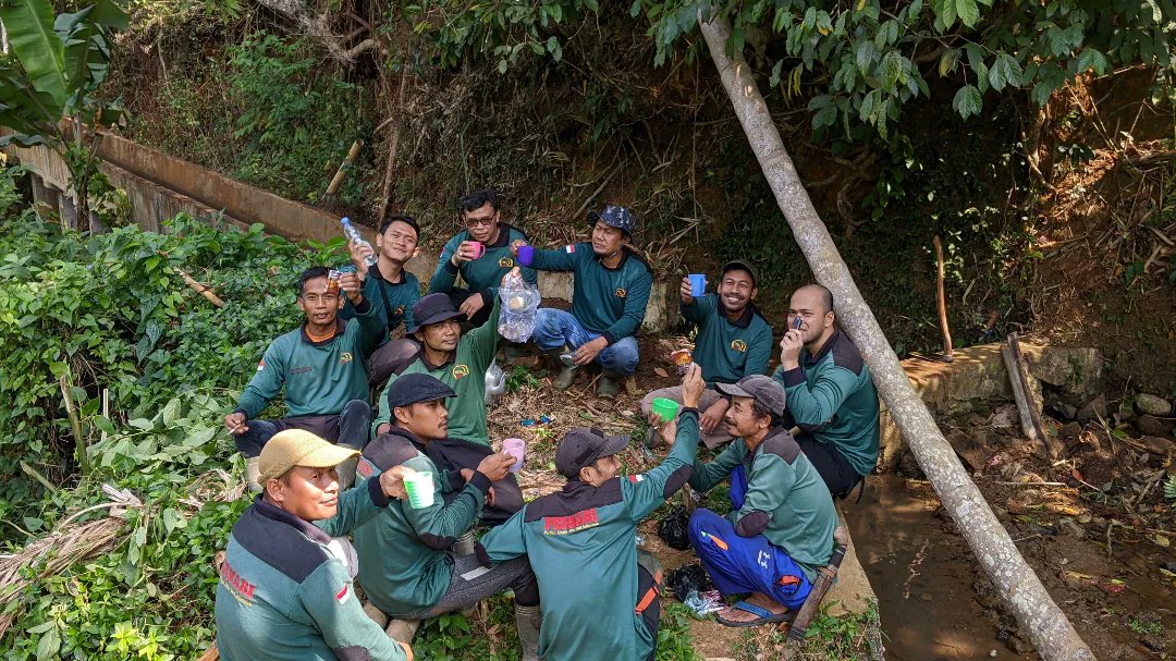 #Update_Khidmat PERMABI
Minggu, 20 Agustus 2023

Penanganan kekeringan akibat kemarau panjang.

Sebagai upaya antisipasi relawan PERMABI membersihkan saluran irigasi yang debit air sudah berkurang di Ciharmaga Desa Cibunar Kec. Malangbong-Garut.

#khidmatkepadamasyarakat