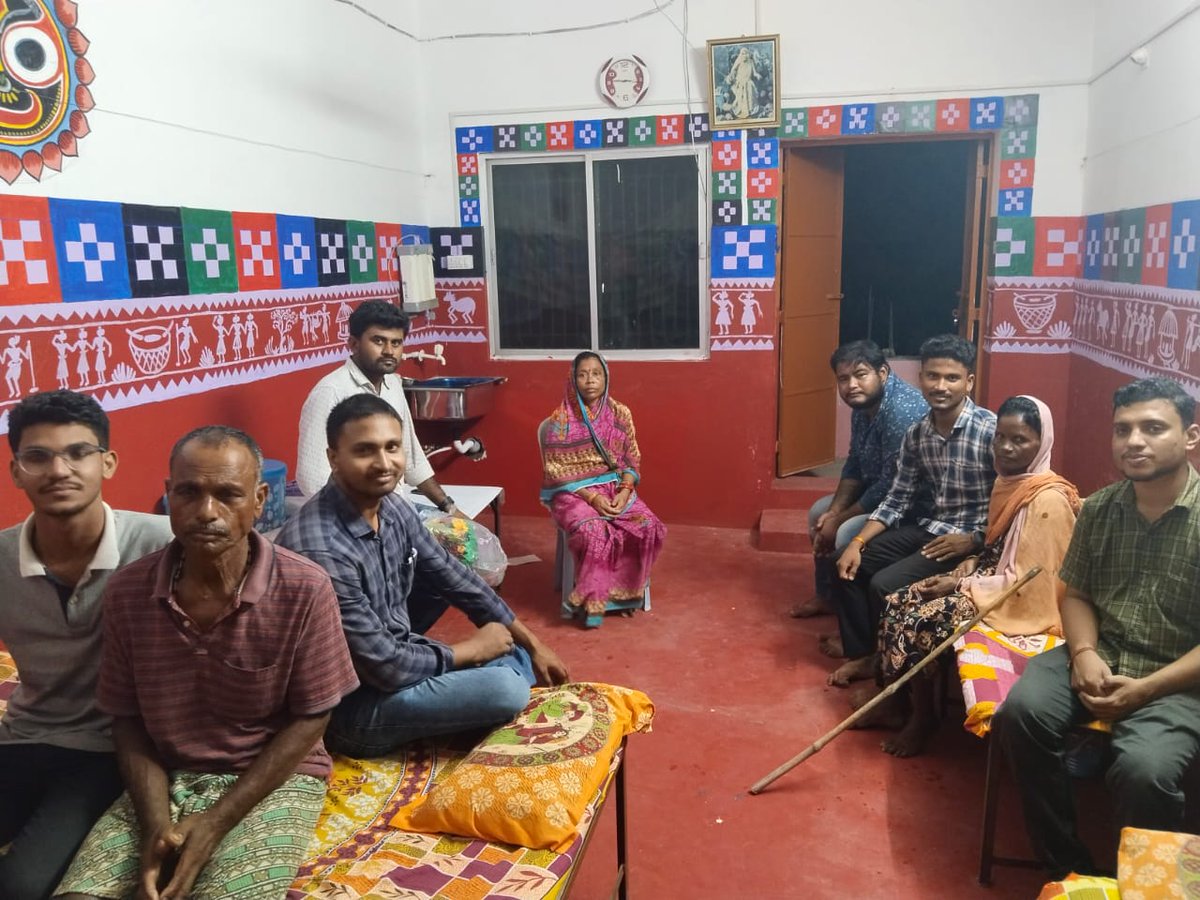 KumarSunilSwain's tweet photo. ବାଲେଶ୍ଵର ରେ ଏକ ବୃଦ୍ଧାଶ୍ରମ ରେ "ବିଶ୍ୱ ବରିଷ୍ଠ ନାଗରିକ ଦିବସ" ପାଳନ କରିବା ଅବସରରେ..

ବୟସ୍କମାନେ ଦୁନିଆକୁ ବହୁତ କିଛି ଦେଇଥାଆନ୍ତି! ସେମାନେ ସେମାନଙ୍କର ଅଭିଜ୍ଞତା ଓ ଜ୍ଞାନ ବାଣ୍ଟନ୍ତି। ସେମାନଙ୍କ ଜୀବନର କାହାଣୀ ଯୁବପିଢ଼ିଙ୍କ ପାଇଁ ବହୁତ ମୂଲ୍ୟବାନ ଅଟେ|ସେମାନଙ୍କ ସେବାକରିବା ଓ ପରାମର୍ଶ ମାନିବା ଆମମାନଙ୍କ ପ୍ରଥମ କର୍ତ୍ତବ୍ୟ। https://t.co/OyJUnUeonI