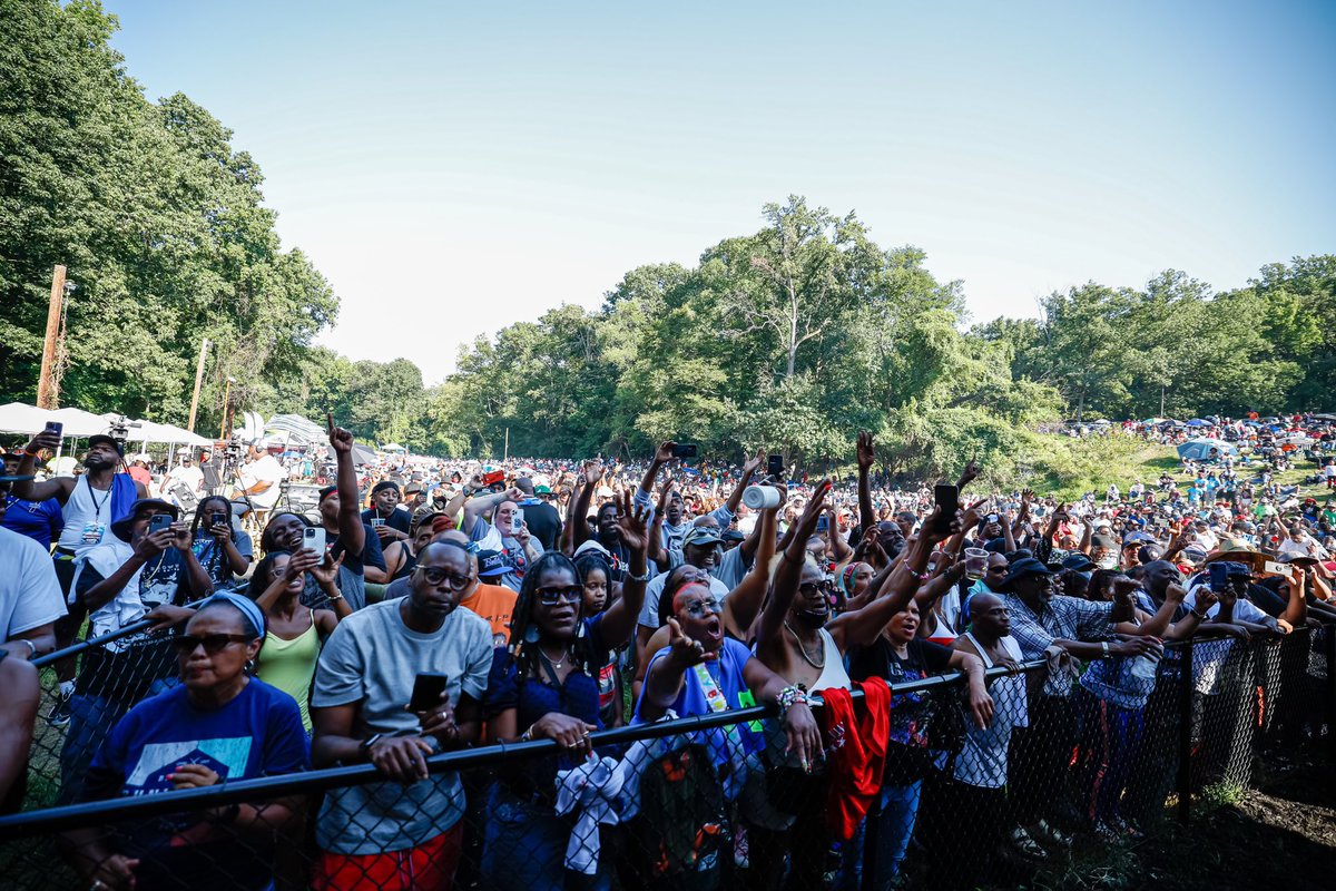 DCDPR's tweet photo. ICYMI: #ChuckBrownDay was LEGENDARY!
8,500+ beautiful people.
We stood on the stage where Chuck Brown performed and lifted up our legend and the music of DC. We gave away book bags and had our #SETLC Youth Scholars perform and the Chuck Brown family. #MorethanREC #DontMuteDC https://t.co/9NvPz6XPTU
