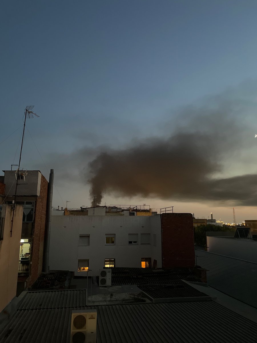 Chairasss's tweet photo. @emergenciescat Solo se ve humo negro que luego tendréis los cojonazos de decir que no es tóxico…. https://t.co/jW22nCyRPI