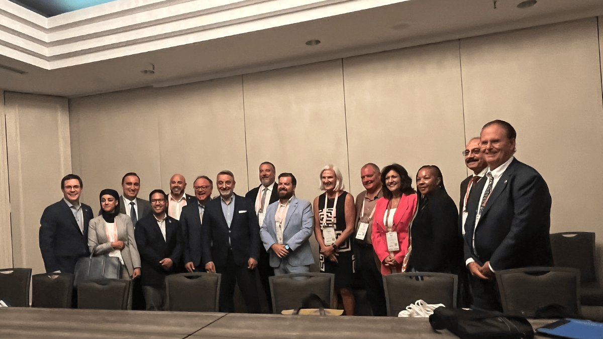 regionofpeel's tweet photo. @AMOPolicy @DavidPiccini Thank you @PaulCalandra for meeting with us at the @AMOPolicy conference. 

We discussed the funding requirements and measurement needed to support emotion-based care and enable dementia-friendly design in Long Term Care. #AMO2023

Learn more: https://t.co/e3QyNiAwhw https://t.co/eSocC0ASO4