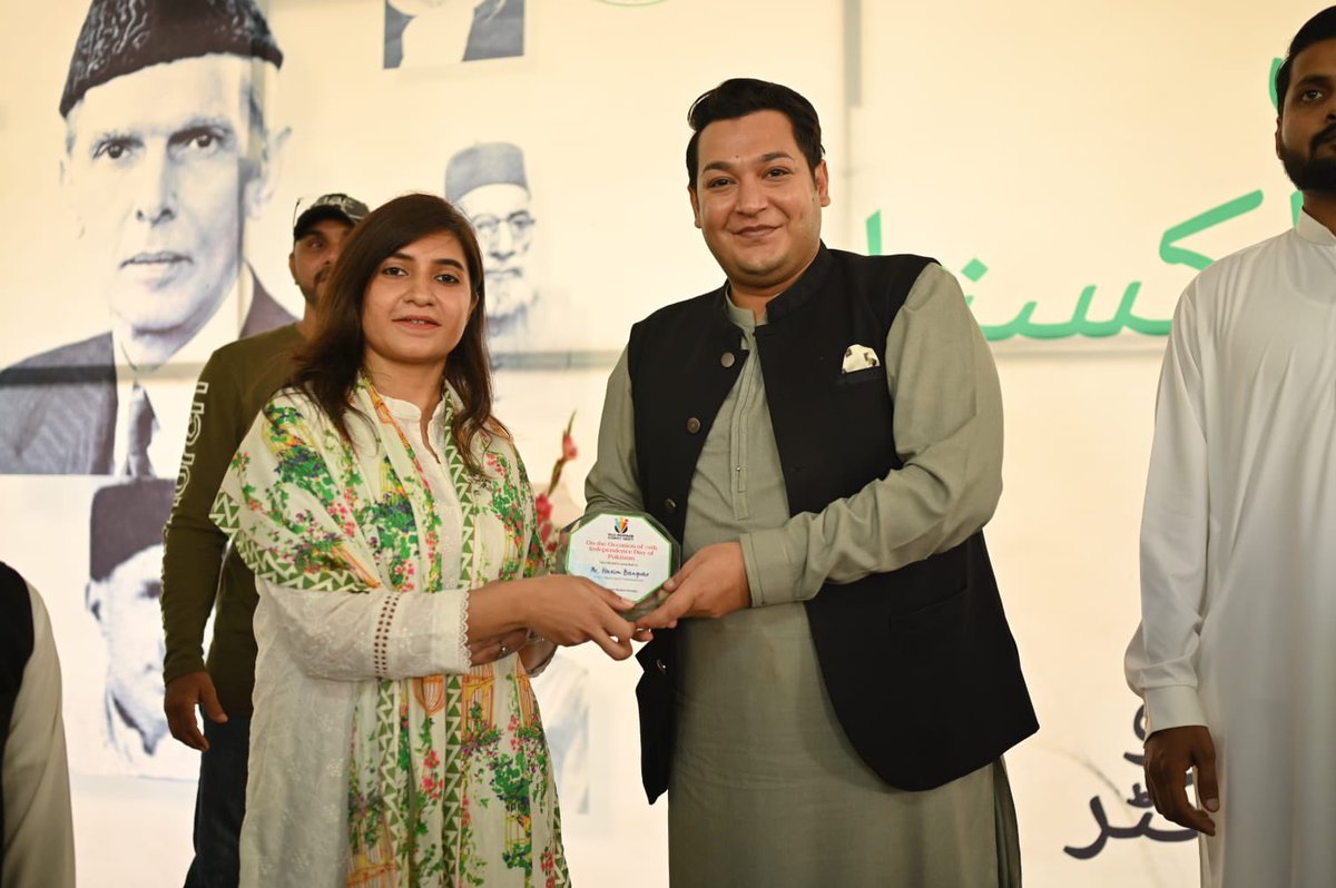 HazimBangwar's tweet photo. A big thank you to the student body of Karachi University for inviting me. It was a please to come and meet you all. You guys are truly spectacular!
#hazimbangwar #assistantcommissioner #northnazimabad #karachiuniversity #studentbody #youth #students #university https://t.co/huCEjUzh9I