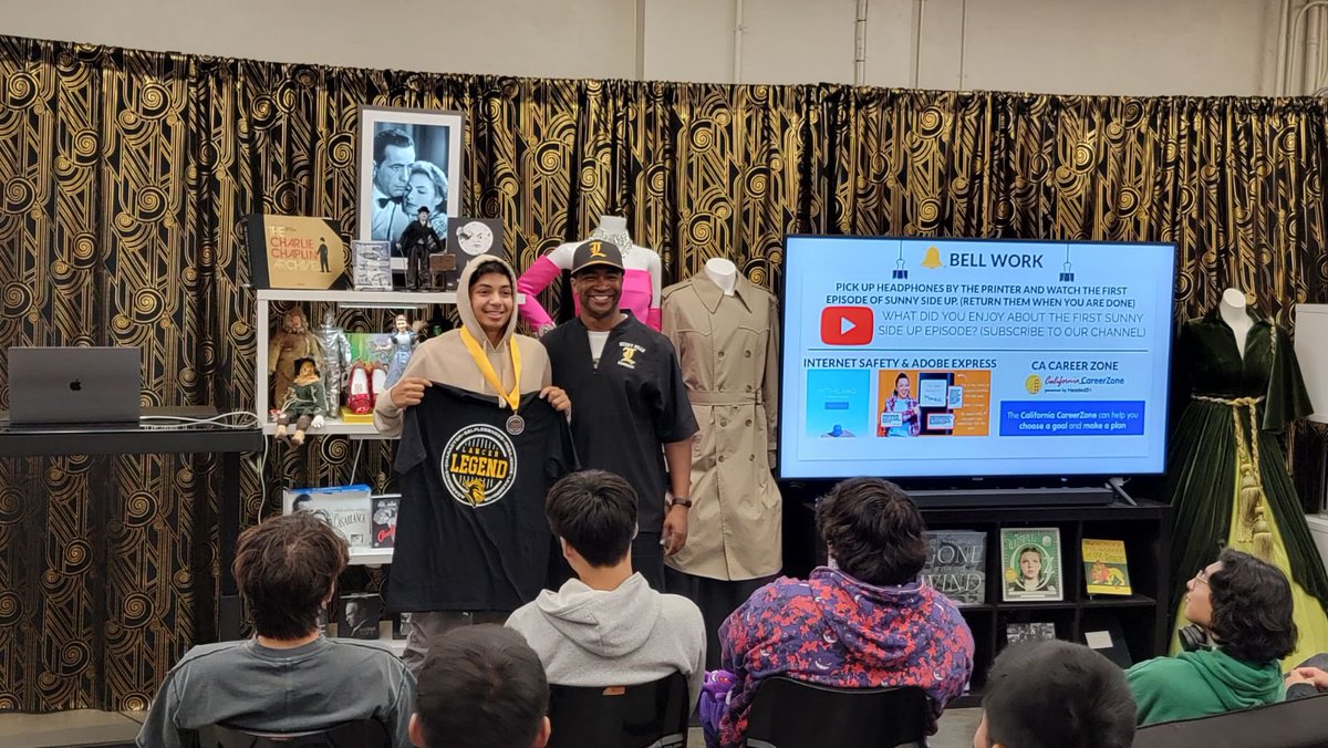 SunnyHillsAD's tweet photo. Isaac Gaxiola is a Lancer Legend for his unsolicited Selfless act of helping a teacher. After leaving a tiring football practice Isaac politely asked a teacher if he could help her move items to her classroom. #LancerLegend #SunnyHillsLegend @sunnyhillshs @sh_lancerfball @fjuhsd https://t.co/eAxXz6m0HI