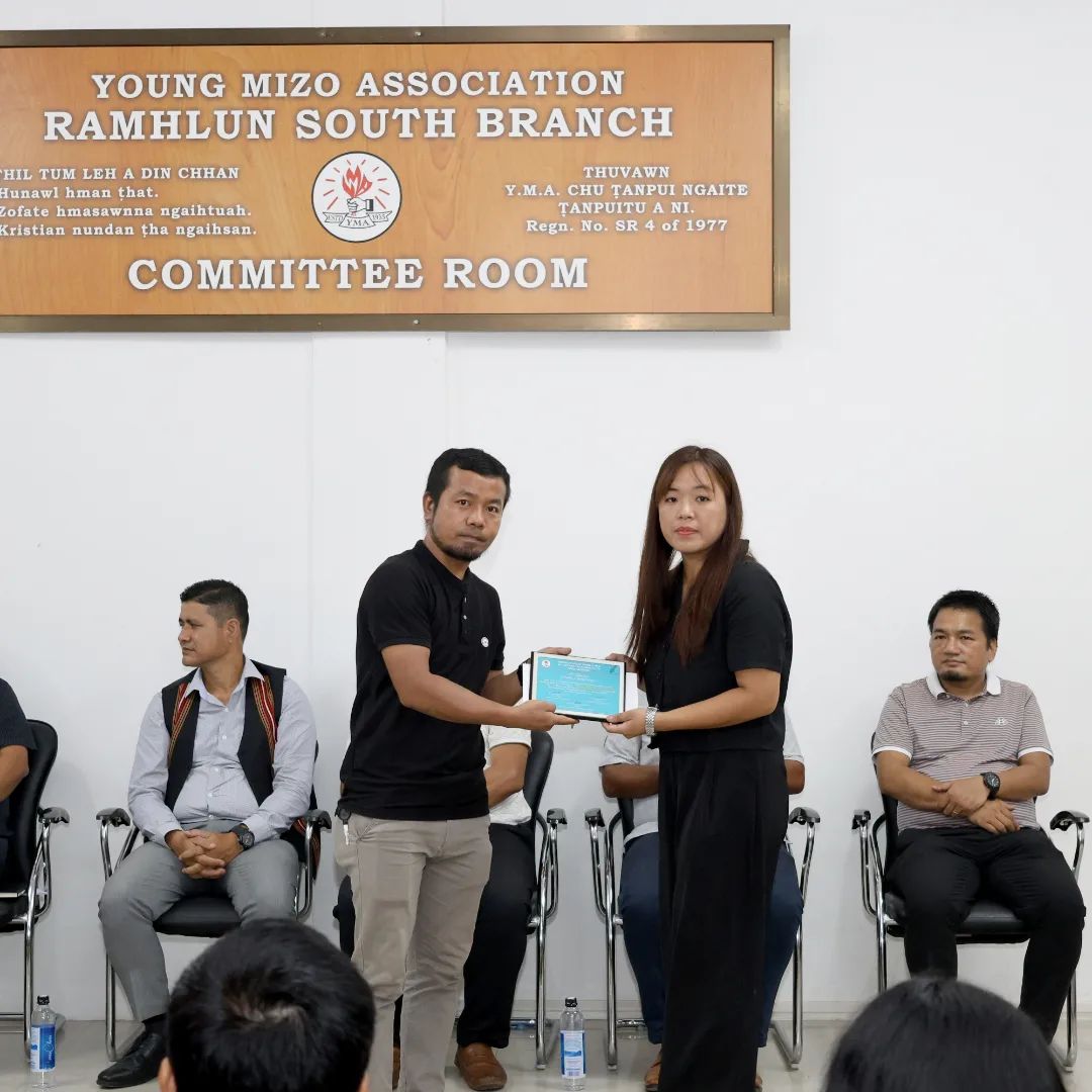 RamhlunYma's tweet photo. (2) Ramhlun South Branch YMA Library Sub - Committee leh Ramhlun Weekly tangkawp Article in ziahsak lawmman dawngtu te.

📸@patrixpix_
#rsymalibrary
#Statelibrary https://t.co/DybC0RF6Qh