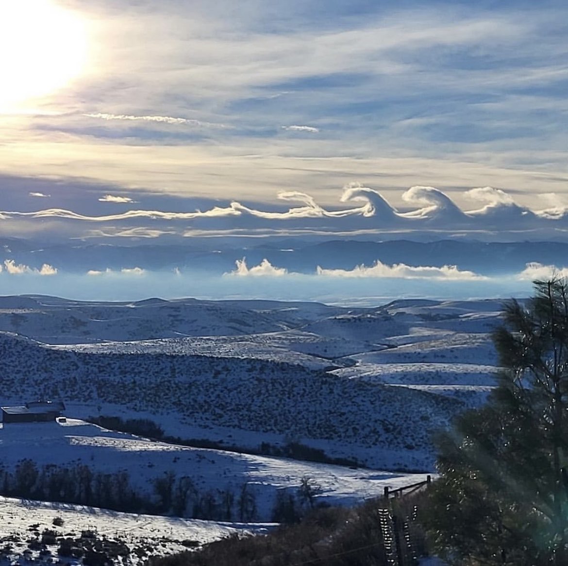 gradientechna's tweet photo. Kelvin-helmholtz instability (Wave Clouds) 

The phenomenon occurs when there is a difference in velocity between two layers of a fluid, such as air or water.

The difference in velocity causes the layers to become unstable and mix, resulting in the formation of waves. https://t.co/QK1TBurHCw