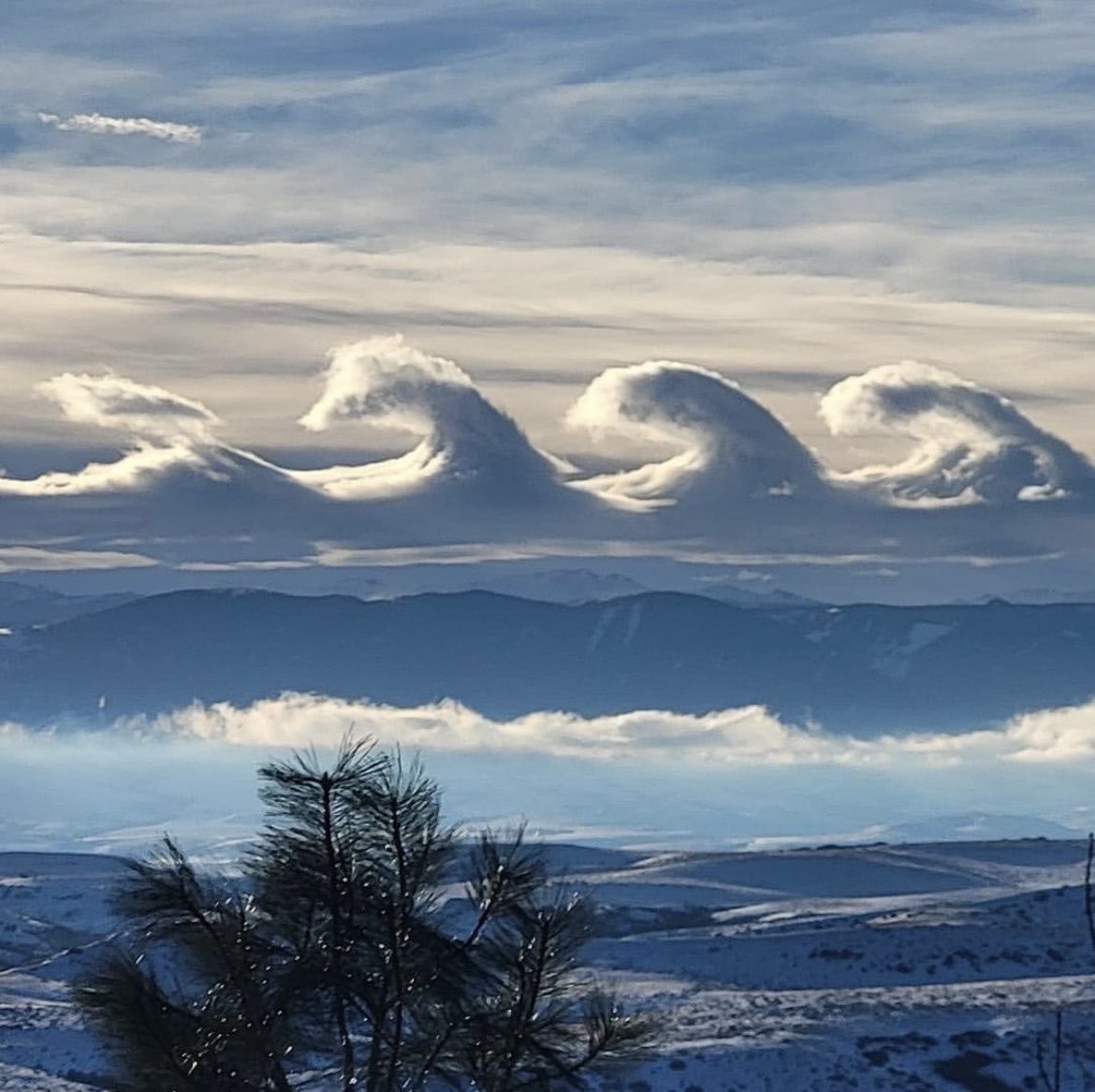 gradientechna's tweet photo. Kelvin-helmholtz instability (Wave Clouds) 

The phenomenon occurs when there is a difference in velocity between two layers of a fluid, such as air or water.

The difference in velocity causes the layers to become unstable and mix, resulting in the formation of waves. https://t.co/QK1TBurHCw