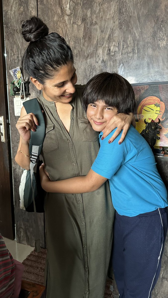 RubikaLiyaquat's tweet photo. कुछ बातें आपको लाजवाब कर जाती है। आज घर पहुँची तो पता चला कि सोसायटी के सिक्योरिटी इन्चार्ज का फ़ोन आया था, वो भी ओज़िल को लेकर..
आरके सिंह ने बताया आज नवाब साहब 1000 रुपए लेकर मेरे पास आए… जब घरवाले मुझे ये क़िस्सा सुना रहे थे तब मन में अजीब-अजीब से ख़्याल आने लगे कि पता नहीं बच्चा इतने पैसे कहाँ से लाया,क्यों लाया.. 
सिक्योरिटी हेड कुछ कहते उससे पहले ही ओज़िल ने कहा मुझे ये पैसे गार्डन से मिले हैं, आपके पास कोई ढूँढता हुआ आए तो दे दीजिएगा और मेरे पास कोई आएगा तो मैं उसे आपके पास भेज दूँगा.. 
कुछ पल फ़ोन पर दोनों तरफ़ से ख़ामोशी के बाद आर के सिंह  ने कहा मैं आपकी परवरिश को सलाम करता हूँ आज की इस दुनिया में ये कहाँ दिखता है!!
सच में ये सब सुन कर मैं तृप्त हो गई, मेरे पास उस वक़्त कहने को कुछ नहीं था लेकिन ये अहसास अद्भुत है.. छोटे से, मासूम से ओज़िल पर जितना लाड़ आया उससे कहीं ज़्यादा फ़ख़्र हुआ.. 🤲🙏